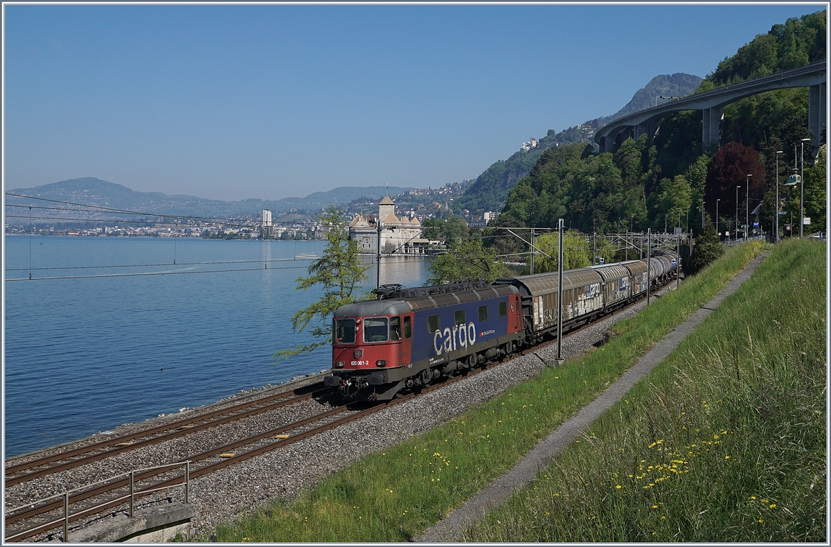 Die SBB Re 620 061-2  Gampel Steg  mit einem Güterzug auf der Fahrt in Richtung Wallis kurz vor Villeneuve; im Hintergrund ist das Château de Chillon zu sehen. 

22. April 2020