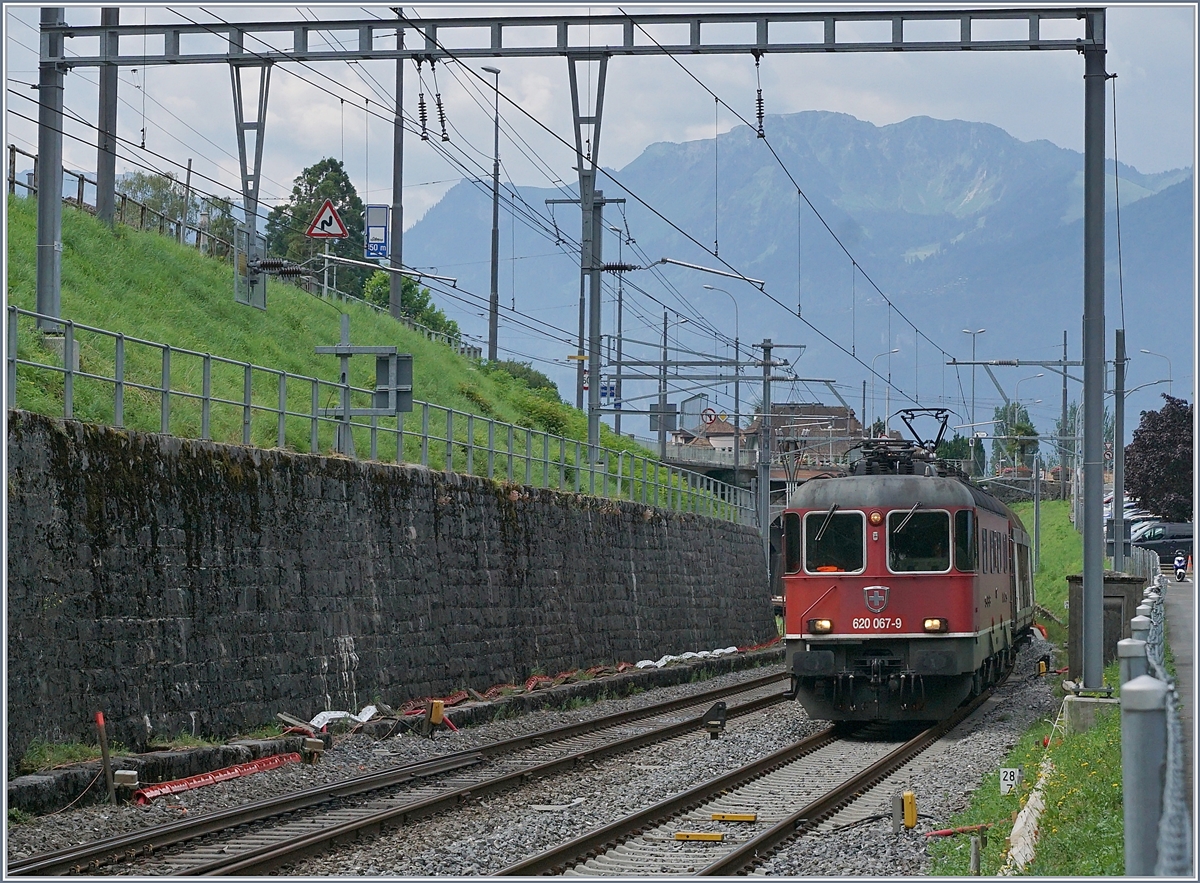 Die SBB Re 620 067-9 mit ihre  Novelis  G�terzug von Sierre nach G�ttingen bei Villeneuve. 

8. Juli 2019
