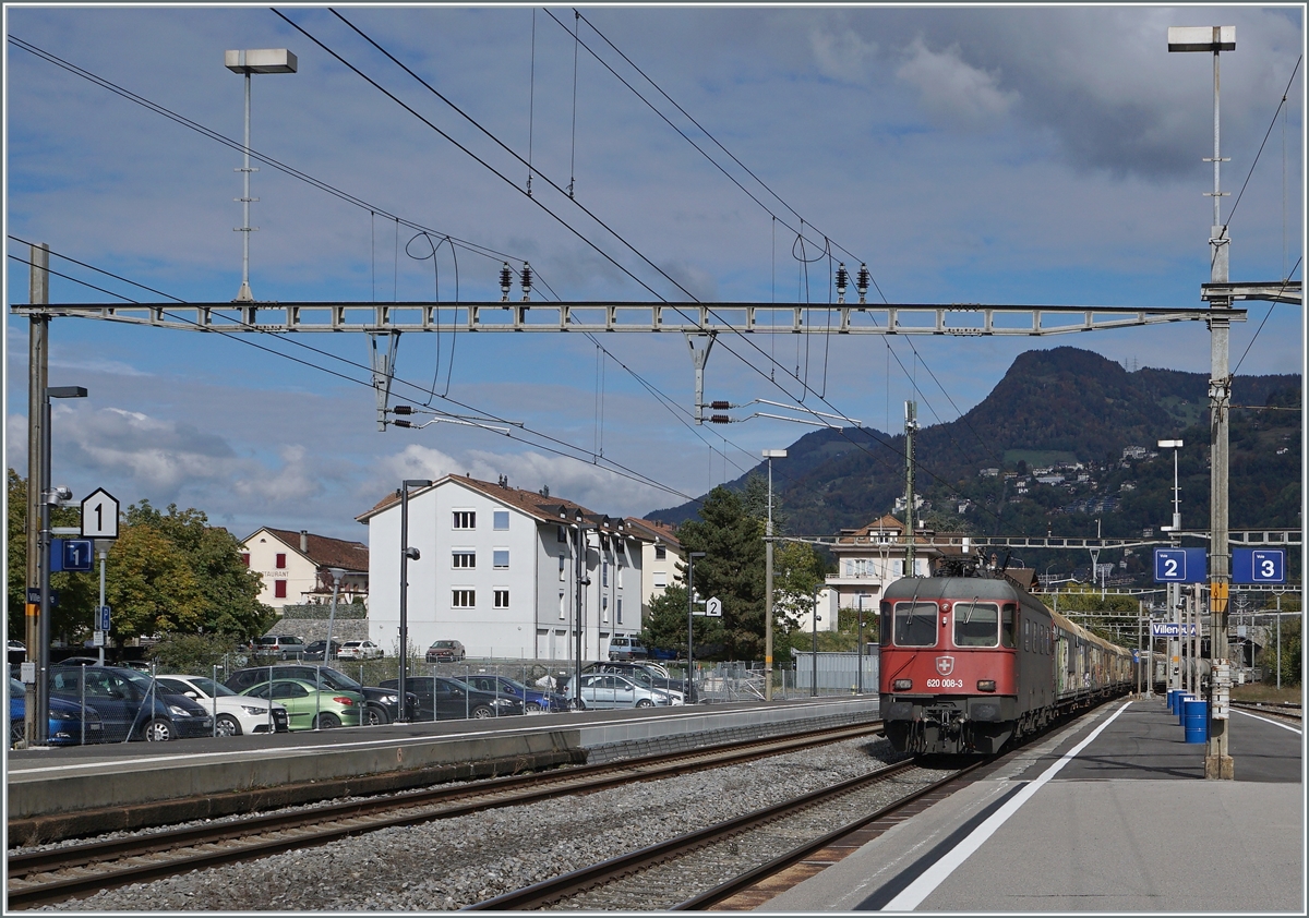 Die SBB Re 6/6 11608 (Re 520 008-3)  Wetzikon  f�hrt mit einem G�terzug in Villeneuve durch. 

12.10.2020