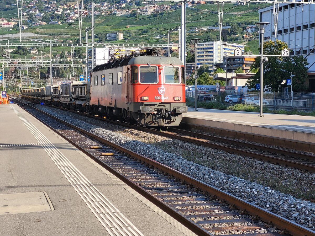 Die SBB Re 6/6 11614 fährt mit einem Güterzug durch Vevey.
29. August 2024