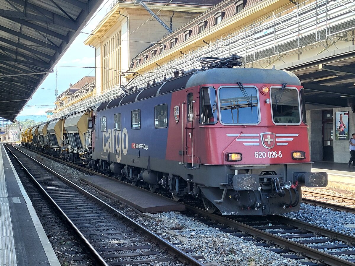 Die SBB Re 6/6 11626 (Re 620 026-5) mit  Schnautz  wartet in Lausanne mit einem Dienst Güterzug auf die Weiterfahrt in Richtung Palézieux. 
14. Aug. 2024
