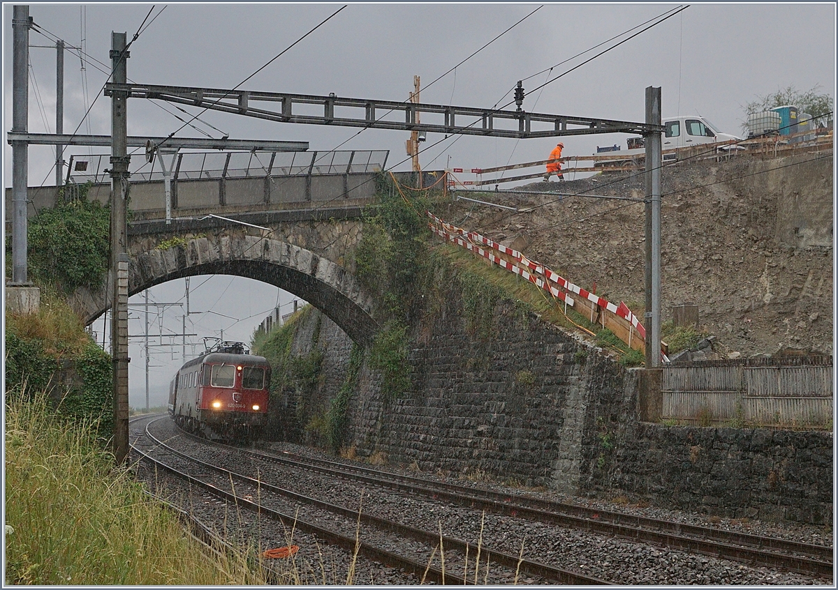 Die SBB Re 6/6 11634 (Re 620 034-9)  Aarbrug Oftringen mit einem G�terzug Richtung Villeneuve bei der Durchfahrt in Cully.

3. Aug. 2020