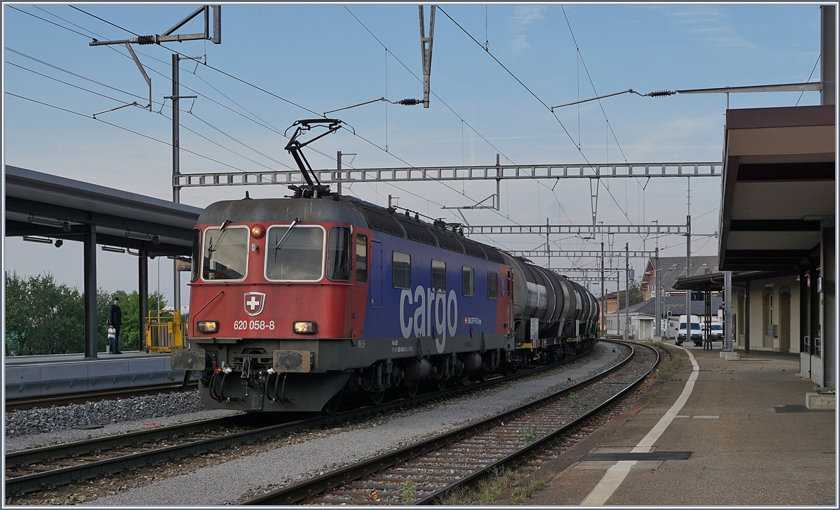Die SBB Re 6/6 11658 (Re 620 058-8)  Auvernier  wartet in Oensingen mit ihrem Keselwagenzug auf die Weiterfahrt. 

10. August 2020