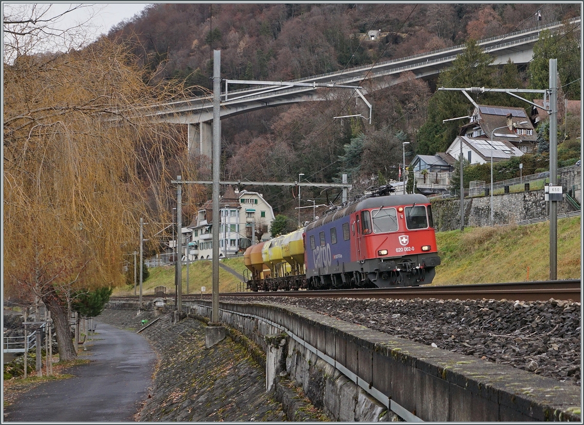 Die SBB Re 6/6 11662 (Re 620 062-0)  Reuchenette P�ry  mit einem kurzen G�terzug auf dem Weg in Richtung Wallis bei Villeneuve. 

23. Dez. 2020