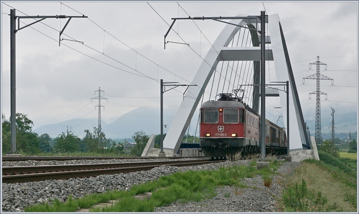 Die SBB Re 6/6 11680 (Re 620 080-2) �berquert bei Massogex die Rhonebr�cke .

14. Mai 2020