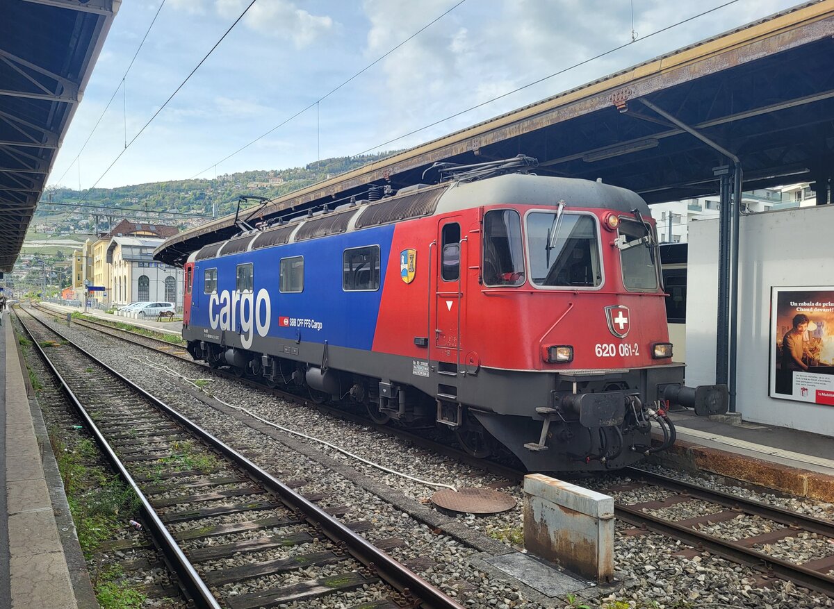 Die SBB Re 6/6  (620 061-2) wartet in Vevey  auf die Weiterfahrt  in Richtung Villeneuve.
22. April 2025
