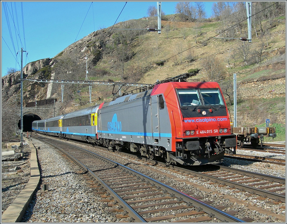 Die SBB Re 848 015 mit eienm CIS EC bei Ausserberg. (Lötschberg Südrampe)
16. März 2007