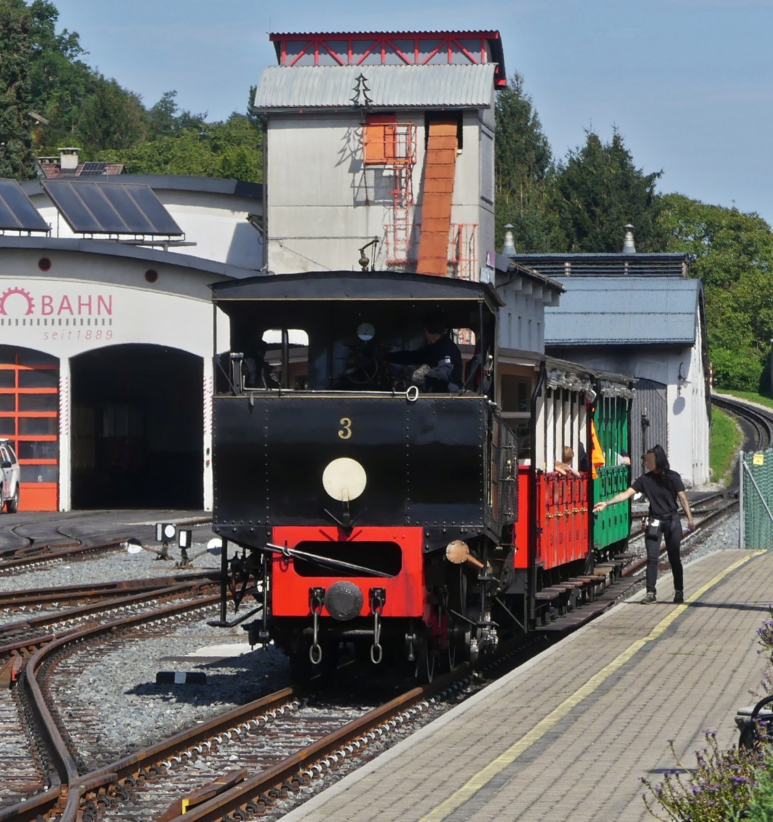 Die Schaffnerin verschliet noch die letzten Tren der Wagen, der Achenseebahn, dann geht die Fahrt zum Achensee los. 20.08.2024 