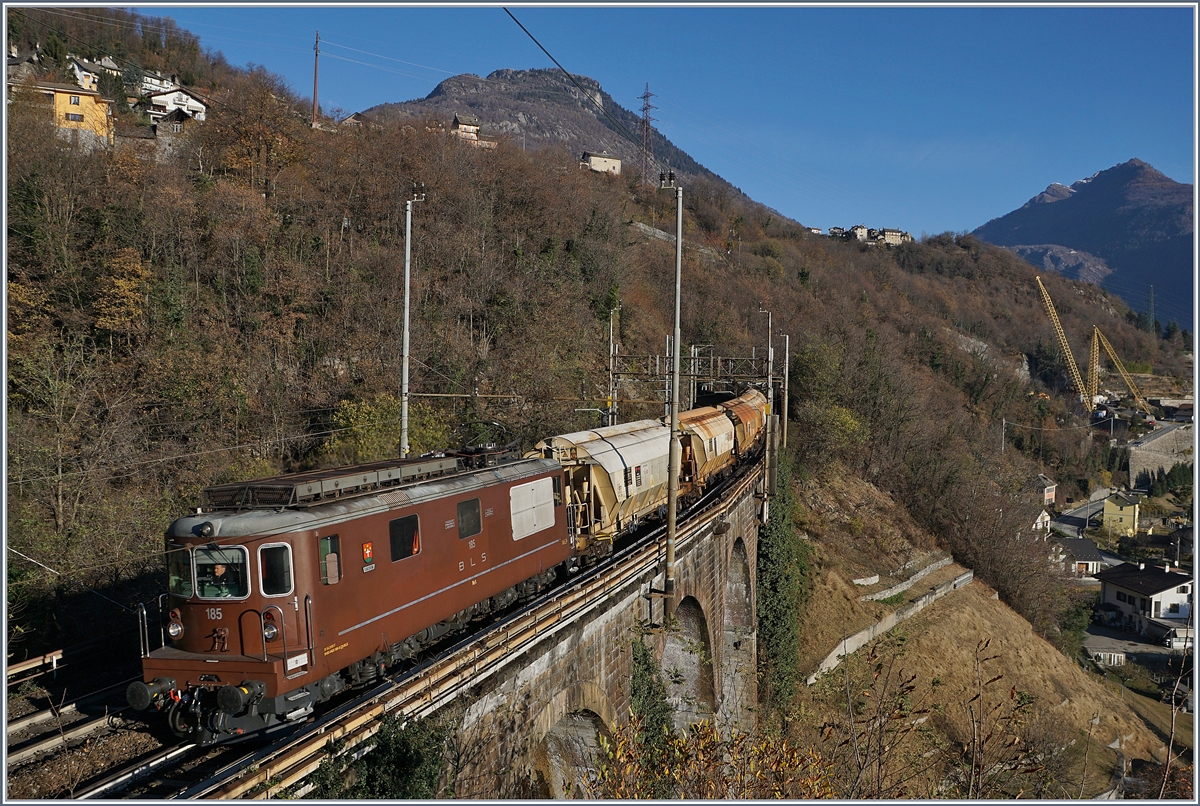 Die scheinbar sehr gut gepflegte BLS Re 4/4 185 erreicht mit einem Güterzug auf der Fahrt Richtung Domodossola in Kürze den Bahnhof Preglia.
21. Nov. 2017