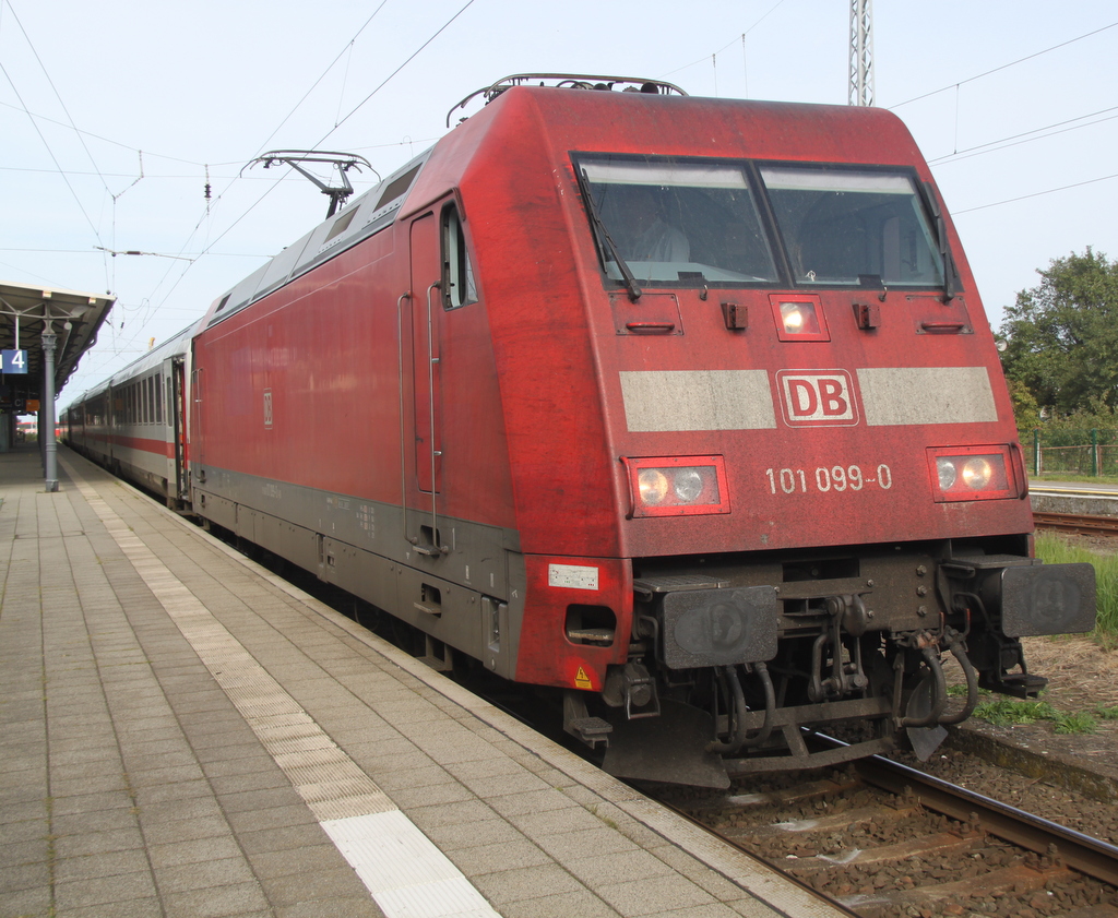 die schmutzige 101 099-0 stand am 28.09.2014 mit IC 2239 von Warnemnde nach Leipzig Hbf im Bahnhof Warnemnde.