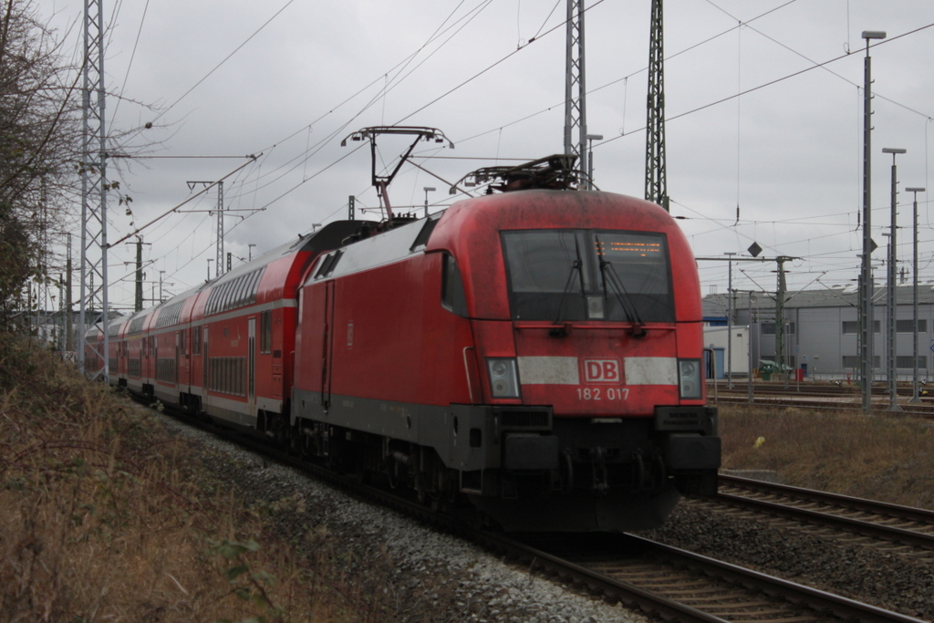 Die schmutzige 182 017-4 mit RE 4310 von Rostock Hbf nach Hamburg bei der Ausfahrt im Rostocker Hbf.