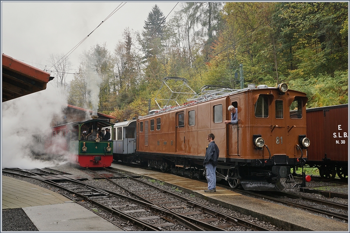 Die schöne Bernina Bahn RhB Ge 4/4 81 der Blonay Chamby Bahn rangiert in Chaulin während im Hintergrund die G 2/2  Rimini  dampft. 

27.10.20218  
