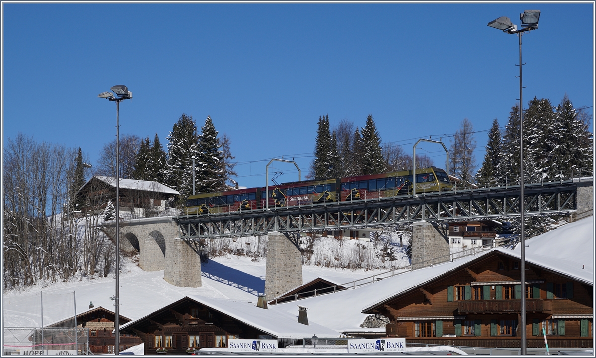 Die schöne Brücke, gleich hinter dem Bahnhof von Gstaad ist nach meiner Erfahrung leider kaum vernünftig zu fotografieren. Trotzdem wagt ich eine Versuch, als ein  Lenker-Pendelzug  die Brücke Richtung Zweisimmen überquerte.
19. Jan. 2017