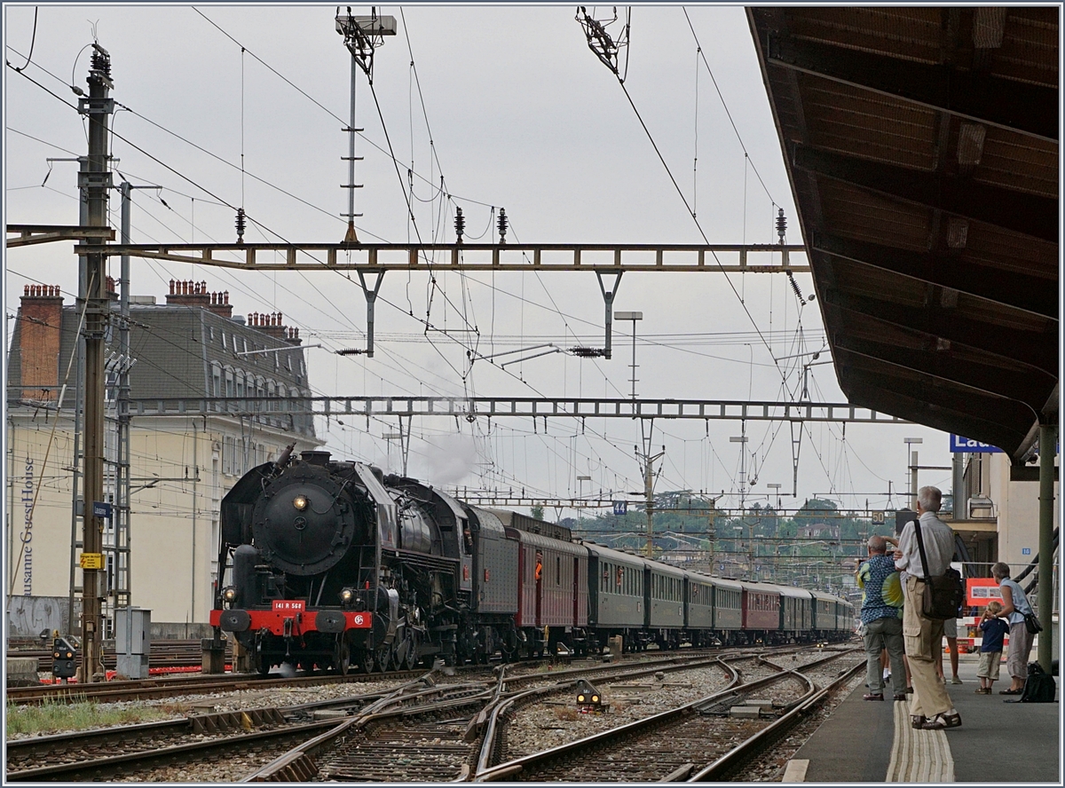 Die in der Schweiz aufgearbeitete SNCF  141 R 568 erreicht mit ihrem langen Extrazug Lausanne.
24. Juni 2017