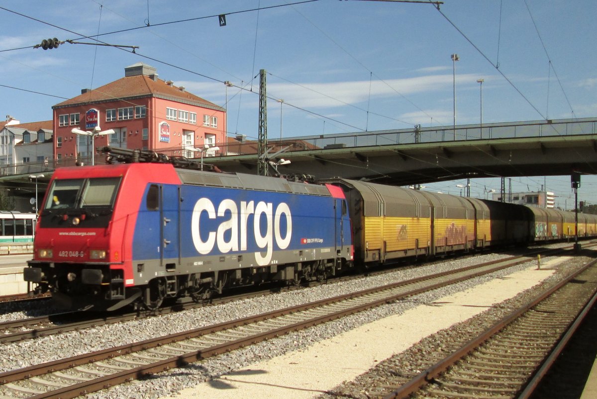 Die Schweizer Söldner-Tradition anno 21. Jahrhunderts: SBB 482 048 in TX Log Dienst durchfahrt am m17 September 2015 Regensburg Hbf.
