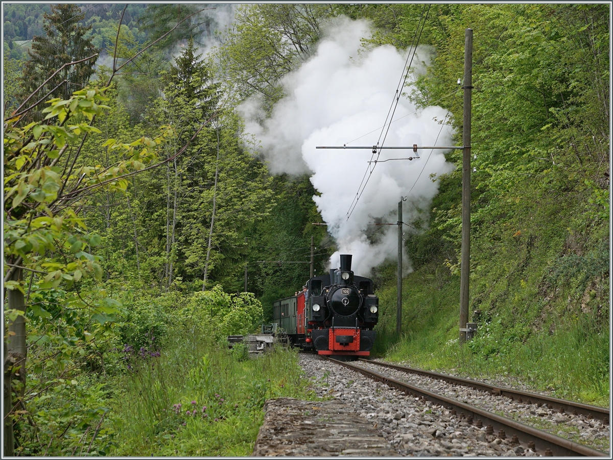 Die SEG G 2x 2/2 105 der Blonay-Chamby Bahn nimmt bie Vers-Chez-Robert die kräftige Steiugn nach Chamby in Angriff.

24. Mai 2021