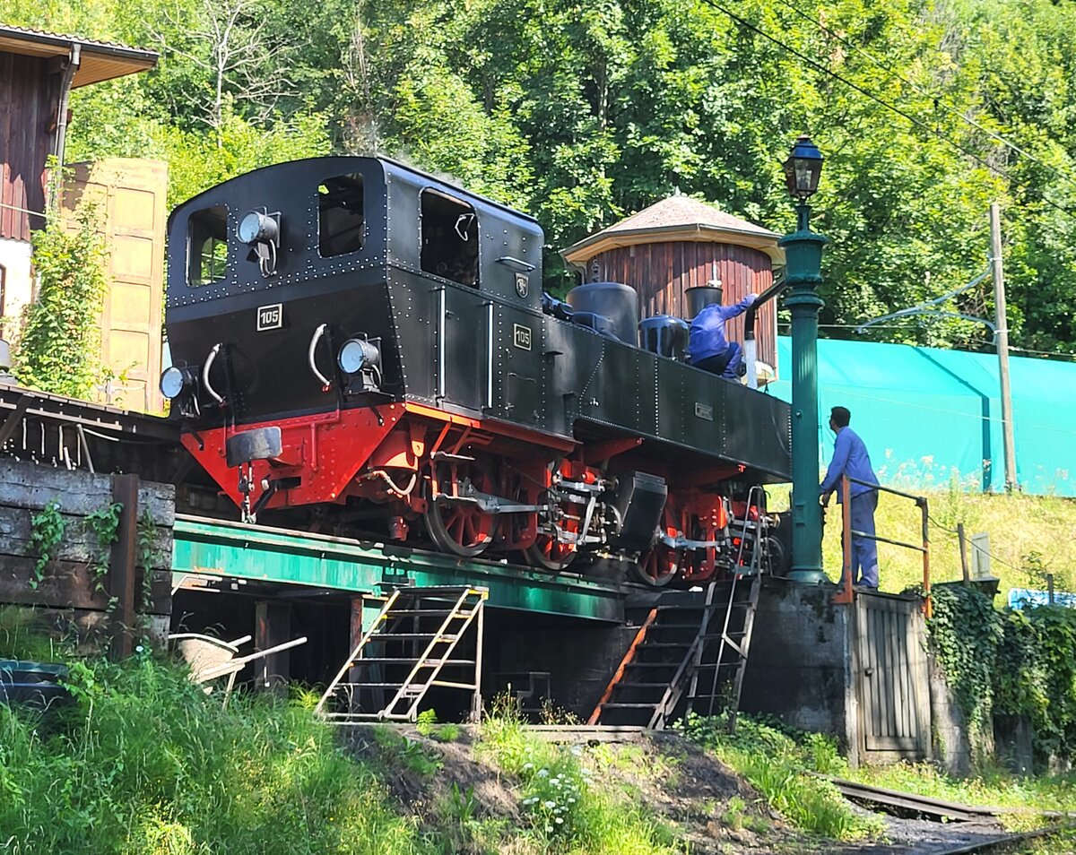 Die SEG G 2x 2/2 105 der Blonay Chamby Bahn wird  in Chaulin mit Wasser und Kohle versorgt um eine weitere Fahrt nach Blonay zu unternehmen.

10. Aug. 2025