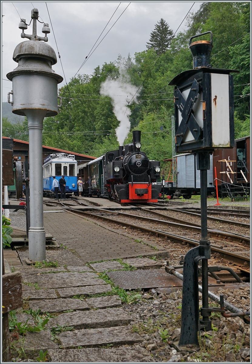 Die SEG G 2X 2/2 105 der Blonay-Chamby Bahn ist mit ihrem Dampfzug in Chaulin Musée angekommen. 

15. Juni 2025 