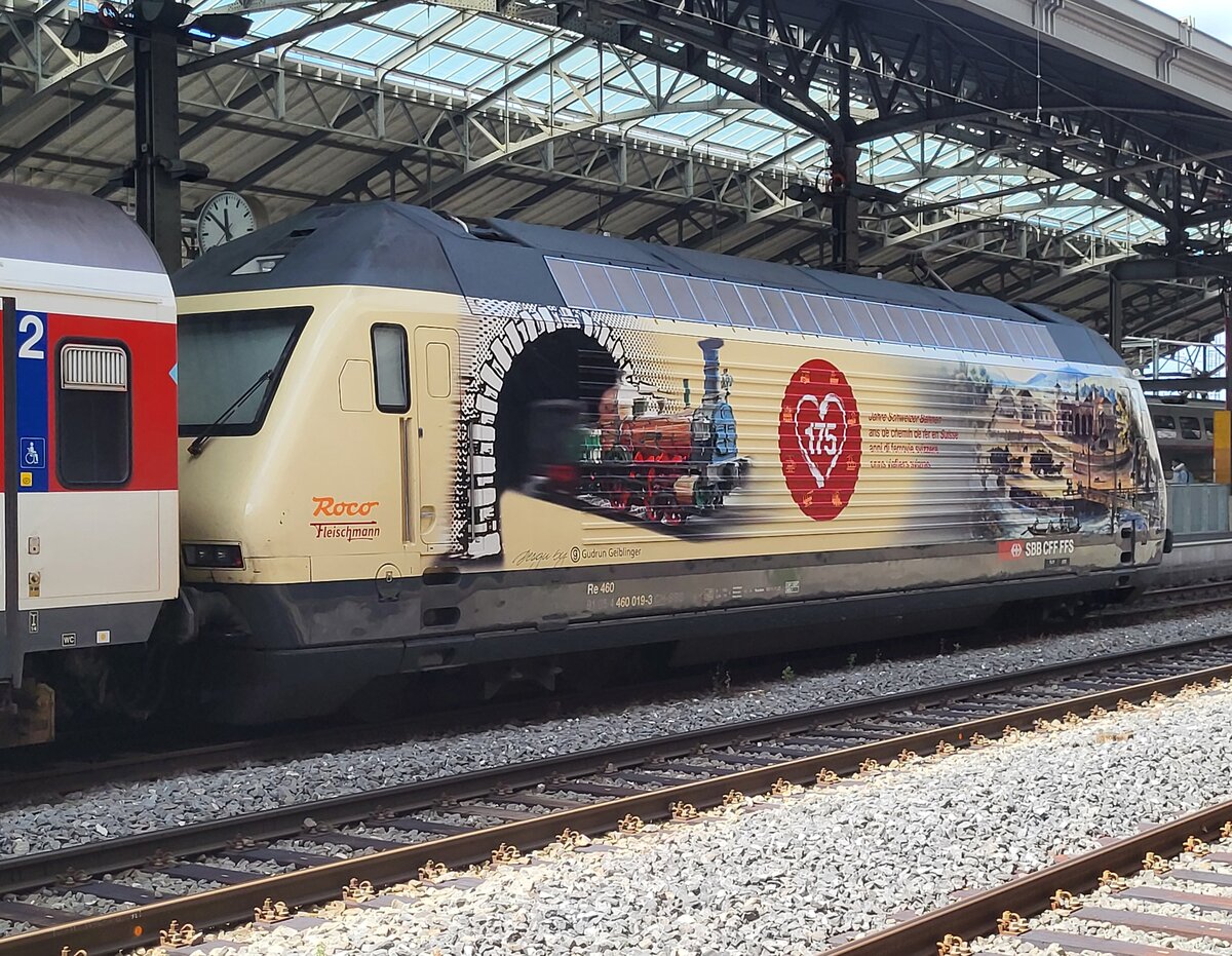 Die Seite der den IR 90 schiebenden SBB Re 460 019 im Detail. 
4 . Juli 2024