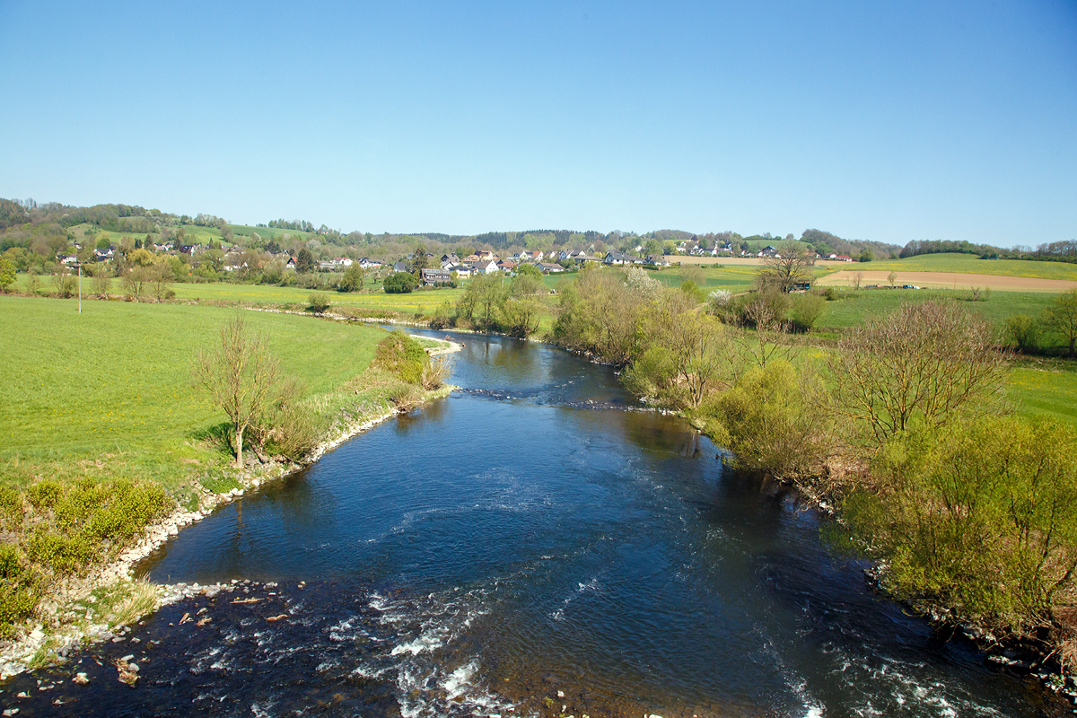 
Die Sieg bei Hennef am 21.04.2019 (Aufnahme aus dem Zug heraus).