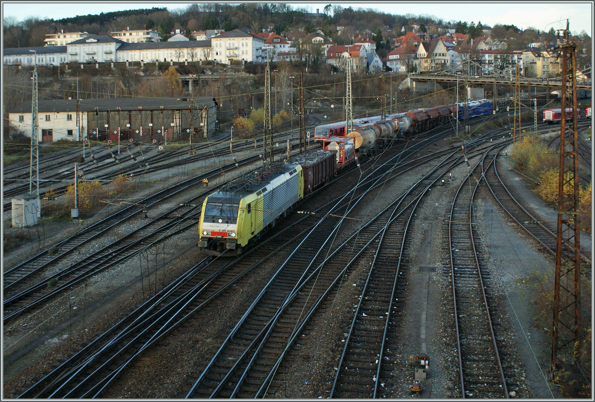 Die Siemens Dispolok 189 908RT erreicht mit einem G�terzug Ulm.-
14. Nov. 2010