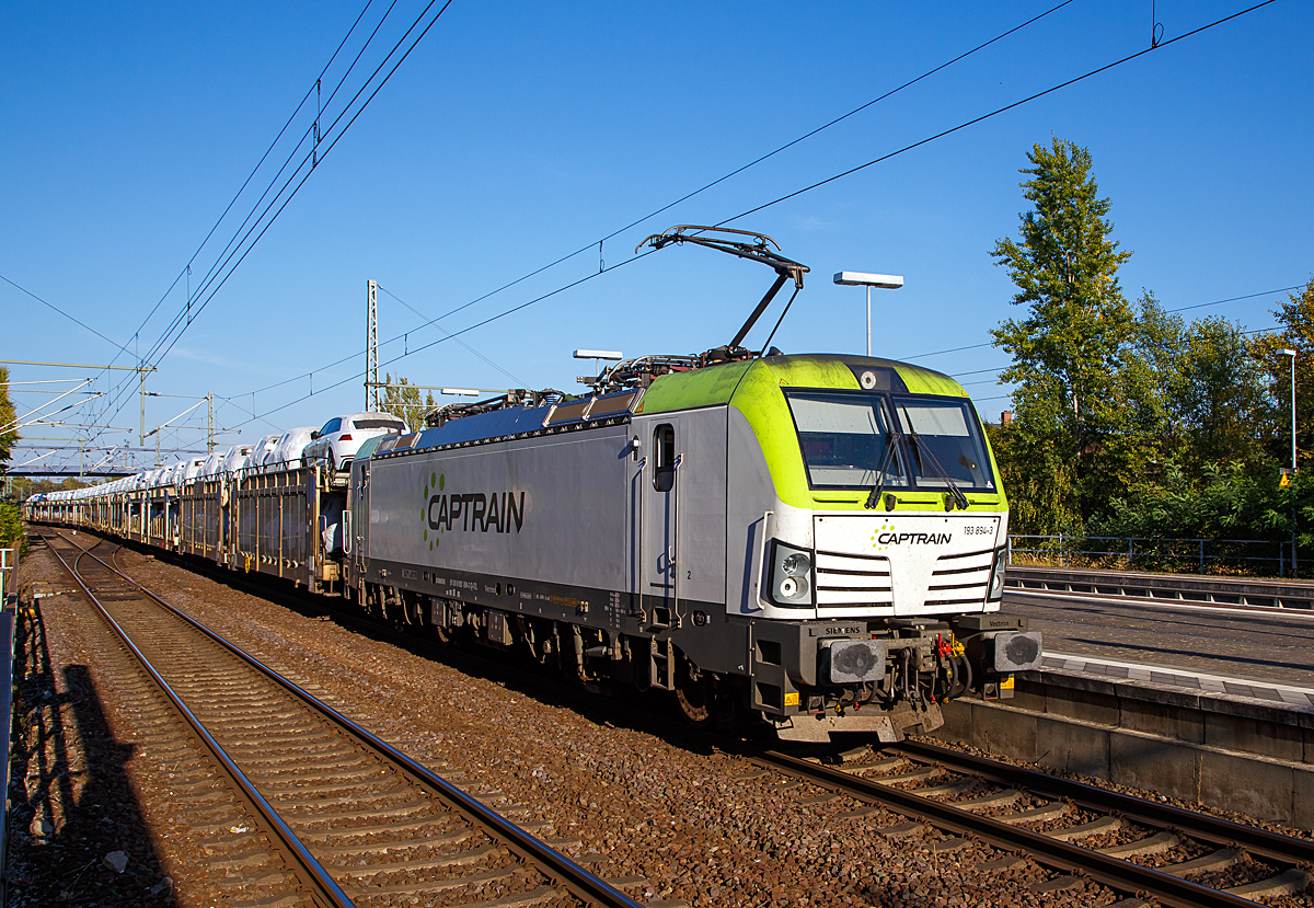
Die Siemens Vectron MS 193 894-3 (91 80 6193 894-3 D-ITL der ITL - Eisenbahngesellschaft mbH (Teil der deutschen Captrain-Gruppe) fährt am 18.09.2018 mit einem Autozug durch den Hbf  Brandenburg an der Havel in Richtung Westen. 

Die Lok wurde 2016 von Siemens in München unter der Fabriknummer 22024 gebaut und an die Captrain Deutschland GmbH geliefert. Die Vectron Lokomotive ist als MS – Lokomotive mit 6.400 kW Leistung konzipiert und zugelassen für D/A/H/PL/CZ/SK/RO.