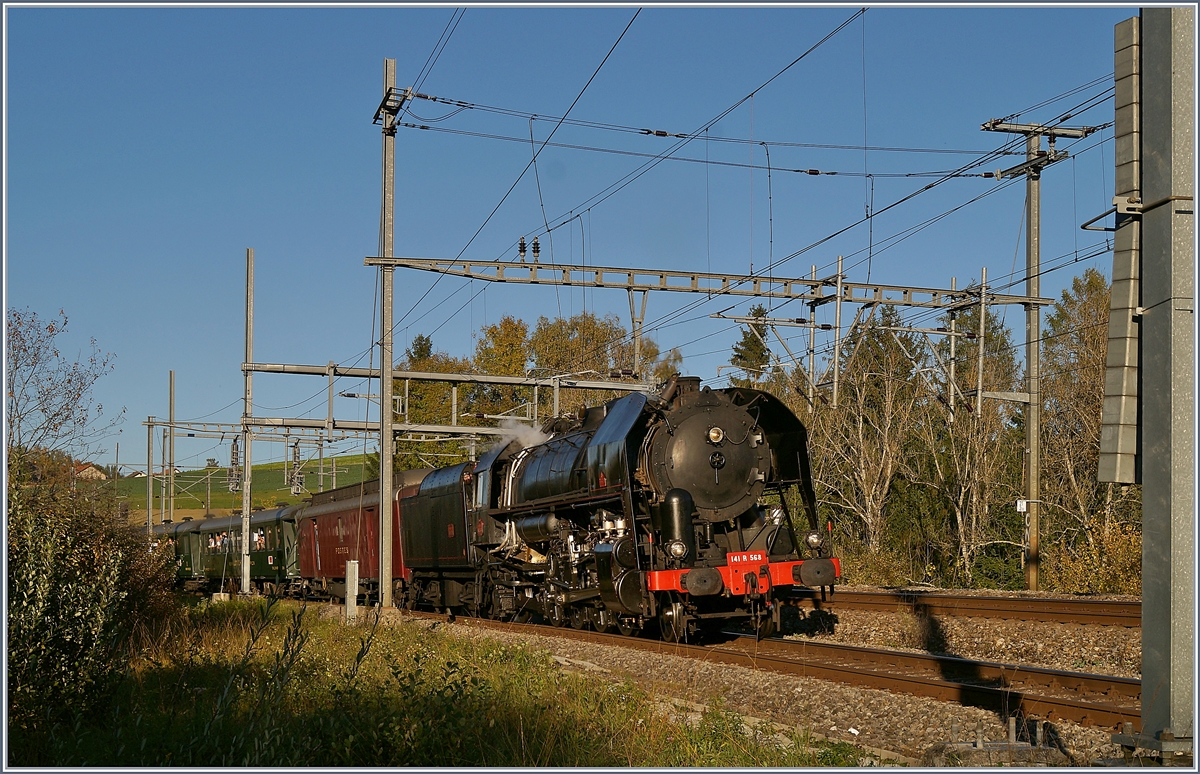 Die SNCF 141 R 568 auf der Rückfahrt kurz vor Palézieux

26. Okt. 2019