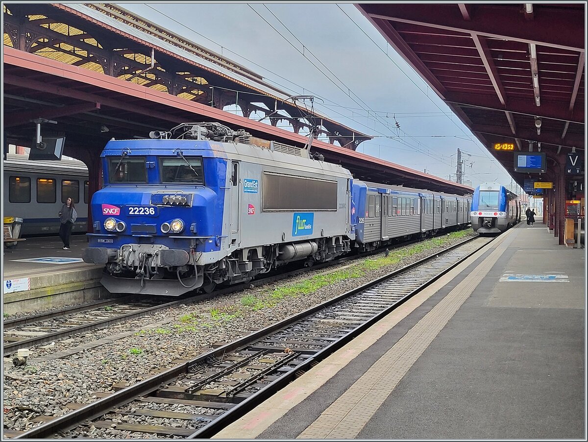 Die SNCF 22236 mit einer RRR Kompositon als TER Sélestat - Saverne beim Halt in Strasbourg.

12. März 2024