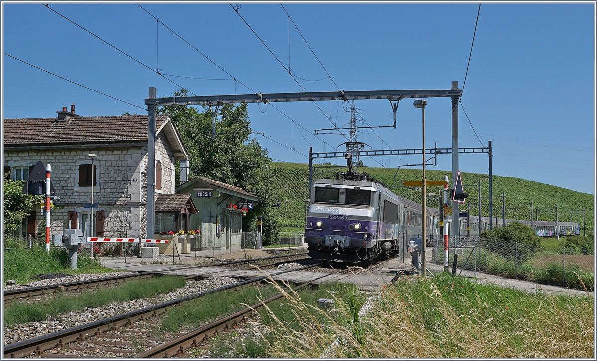Die SNCF BB 22 360  mit einem TER nach Lyon bei Russin.

19. Juni 2018