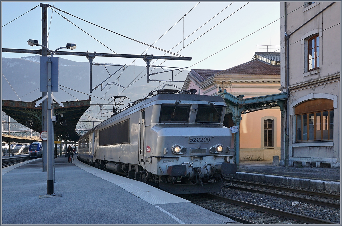 Die SNCF BB 22209 ist mit ihrem TER nach Lyon in Bellegarde (Ain) angekommen.

23. März 2019