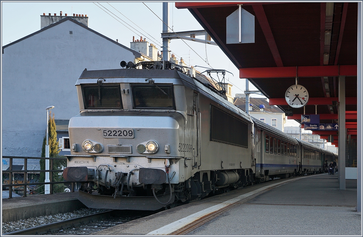 Die SNCF BB 22209 mit einem TER nach Lyon wartet in Genève auf die Abfahrt.

23. März 2019  