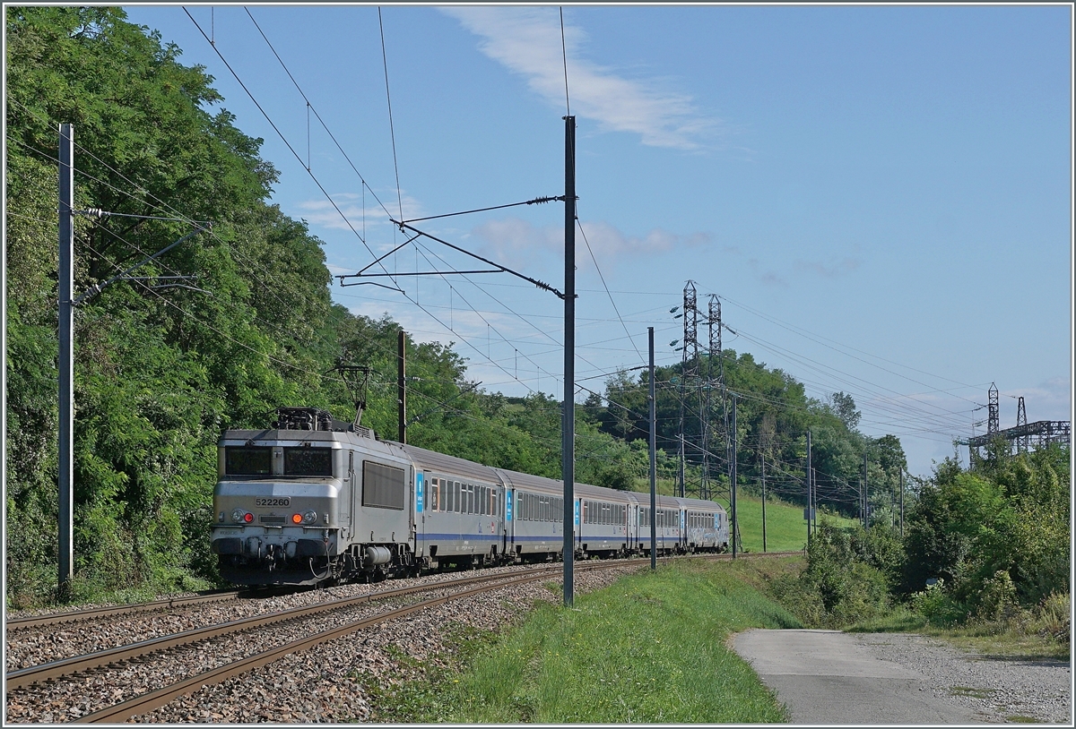 Die SNCF BB 22260 ist mit ihrem TER von Lyon nach Genève kurz nach Pougny-Chancy nur noch wenige Kilometer von der Schweizer Grenze entfernt. 

16. Aug. 2021 