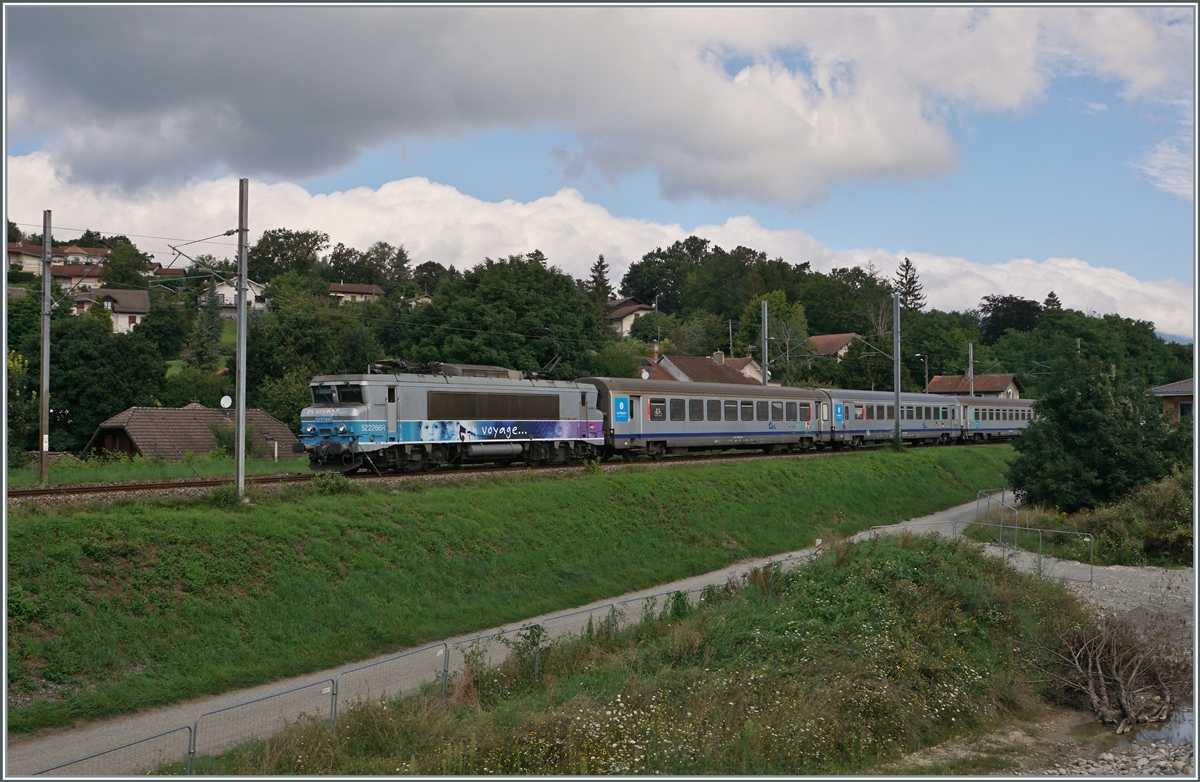 Die SNCF BB 22266 mit ihrem TER ist bei Pougny-Chancy auf dem Weg nach Lyon. 
16.08.2021
