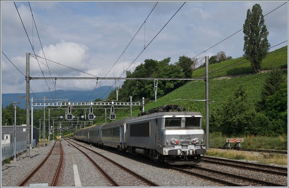 Die SNCF BB 22271 verlässt mit ihrem TER von Genève nach Lyon bei La Plaine die Schweiz. 

28. Juni 2021