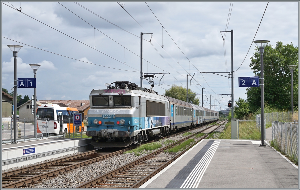 Die SNCF BB 22314 ist mit ihrem TER von Lyon nach Genève auf der Durchfahrt in Satigny. 

2. Aug. 2021