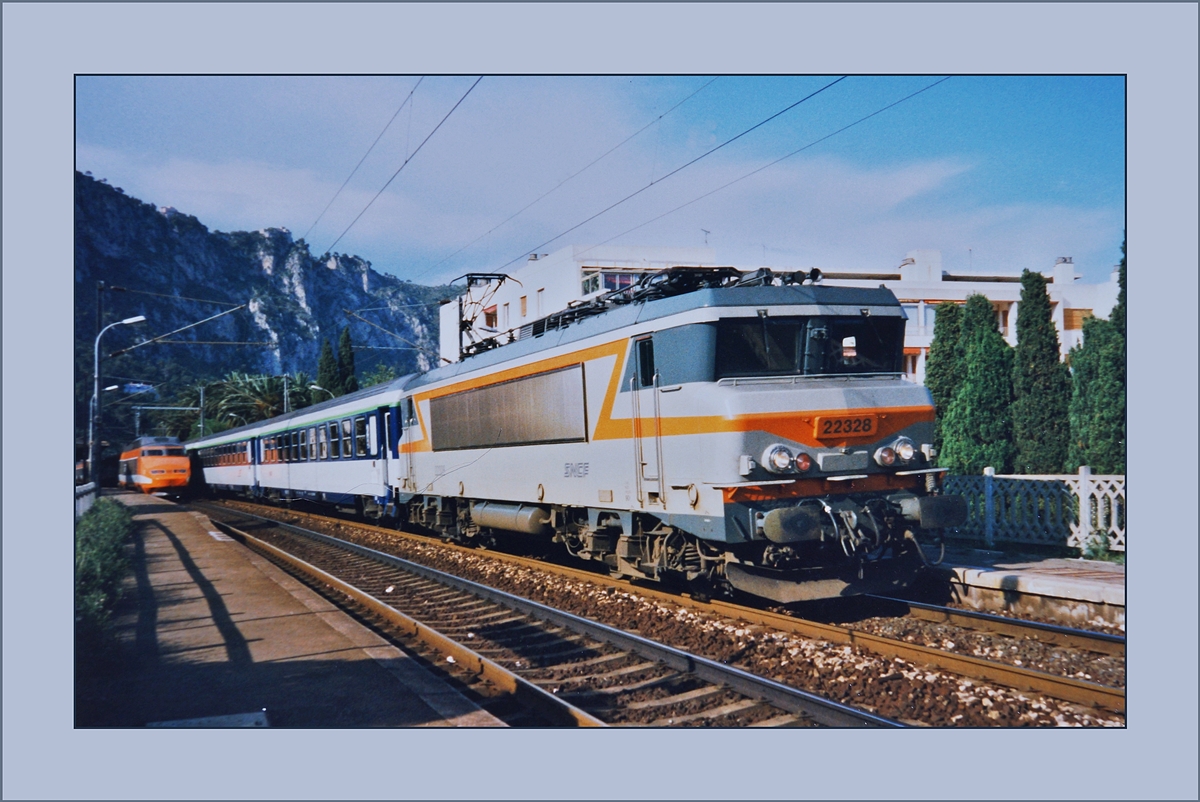 Die SNCF BB 22328 mit einem Nachtzug in Beaulieu sur Mer. 

Mai 1995