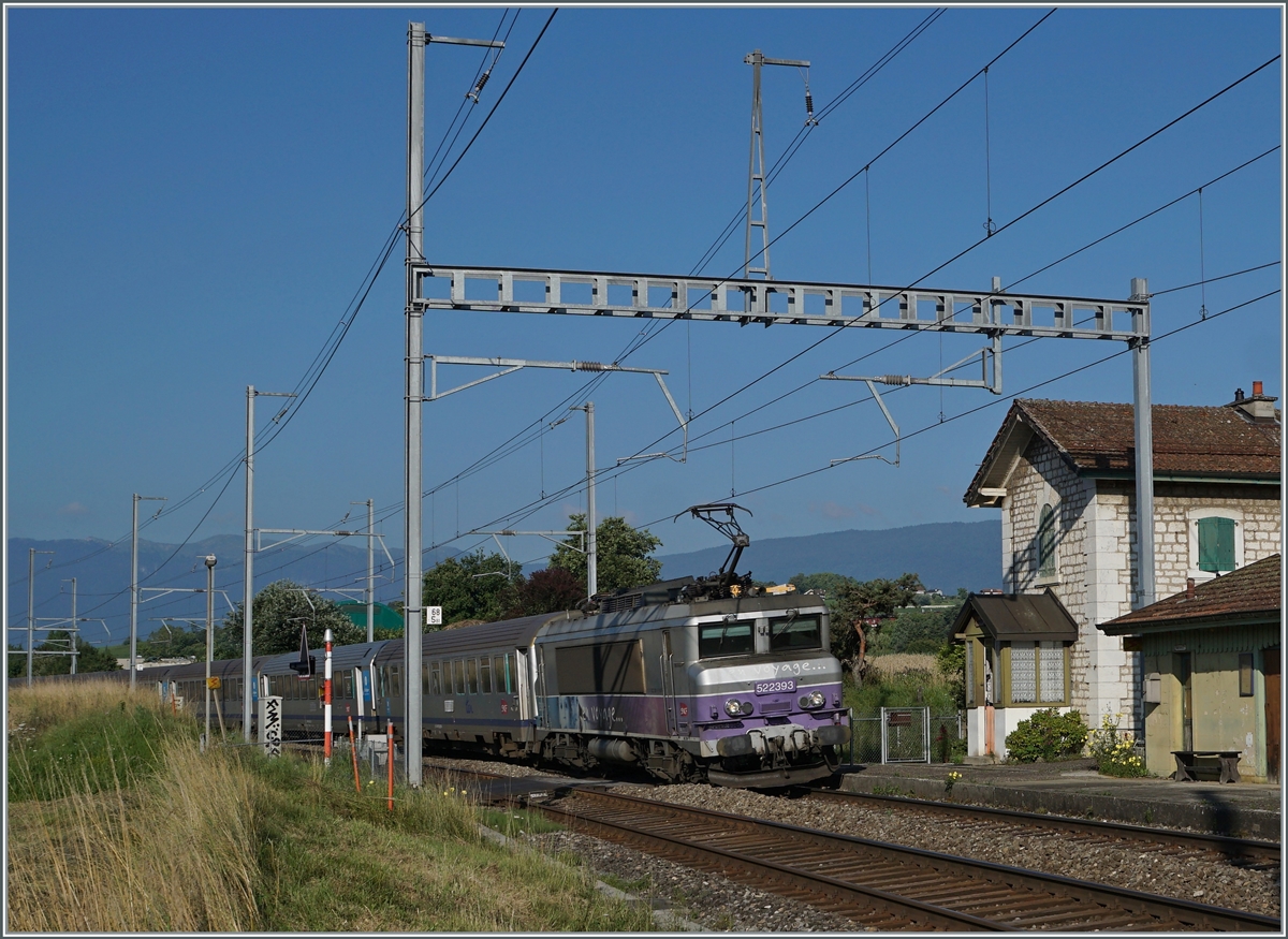 Die SNCF BB 22393  Nez cassé  schiebt bei Bourdigny kurz vor Satigny ihren TER von Genève nach Lyon.

19. Juli 2021