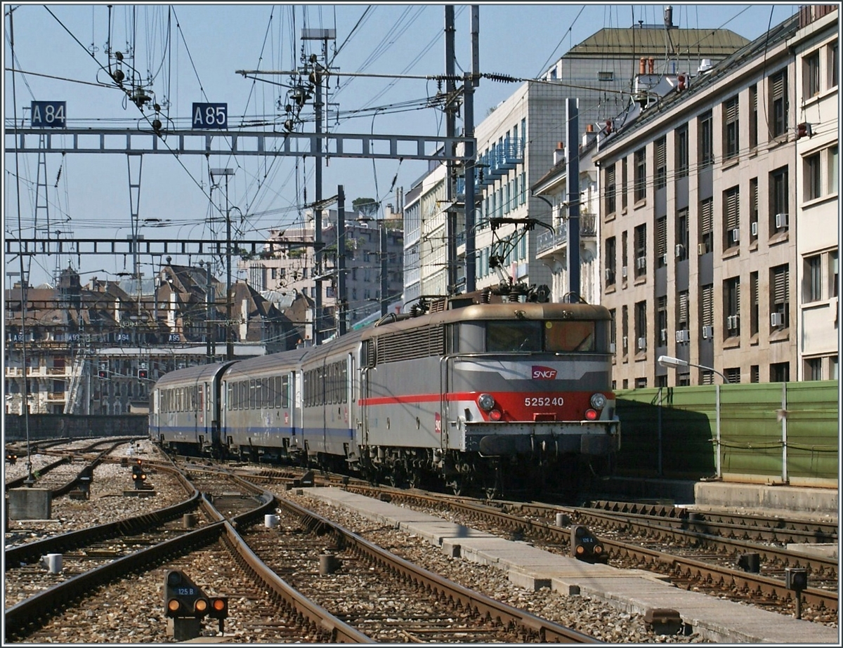 Die SNCF BB 25 240 verlässt mit einem TER nach Lyon den Bahnhof von Genève.

1. Mai 2009