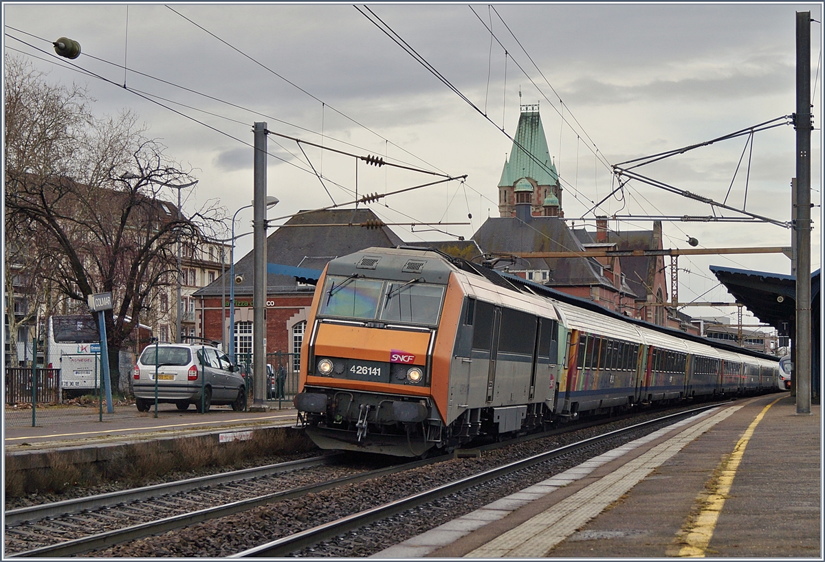 Die SNCF BB 26141 mit ihrem TER 200 von Basel SNCF nach Strasbourg beim Halt in Colmar. 

13. März 2018 