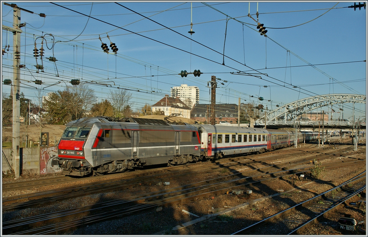 Die SNCF BB 26160 verl�sst mit dem IC  Vauban  Z�rich - Bruxelles Mulhouse.
10. Dez. 2013