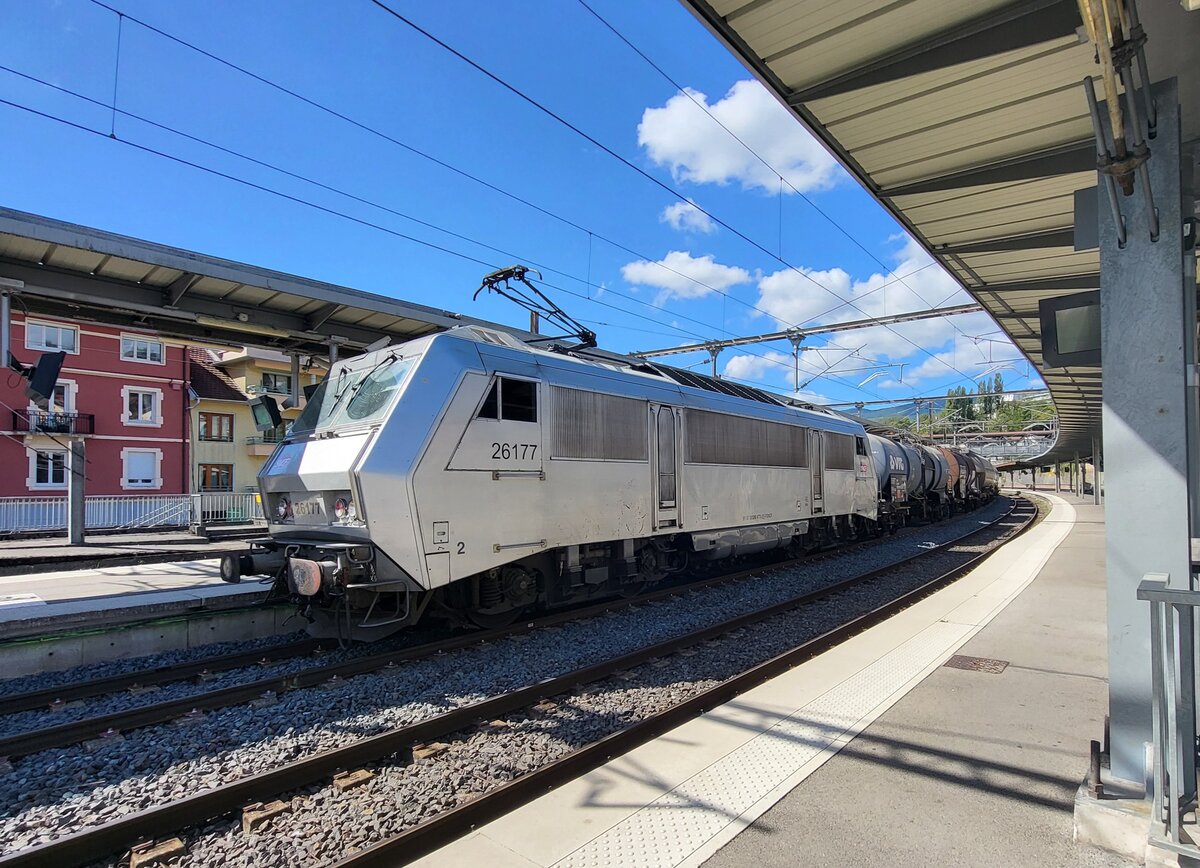 Die SNCF BB 26177 wartet mit einem kurzen Güterzug in Bellegarde auf die Weiterfahrt nach Genève  La Praille.
26. August  2024