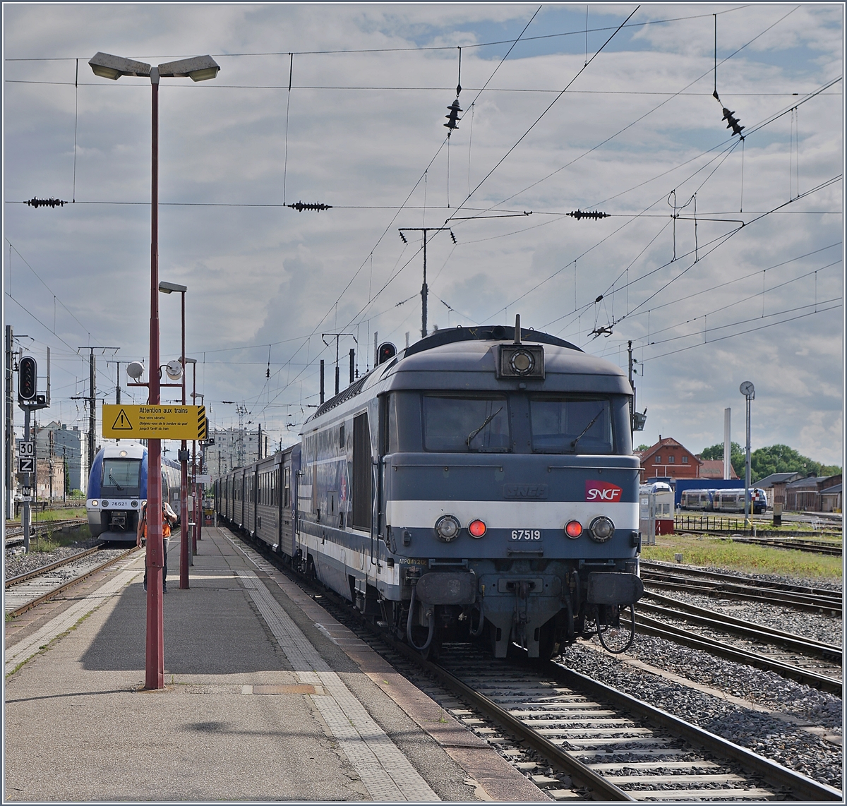 Die SNCF BB 67519 in Strasbourg. Die formschönen Dieselloks werden (leider) nur noch selten eingesetzt und so hatte ich Glück, in Strasbourg gleich drei der Loks erleben zu dürfen.

28. Mai 2019