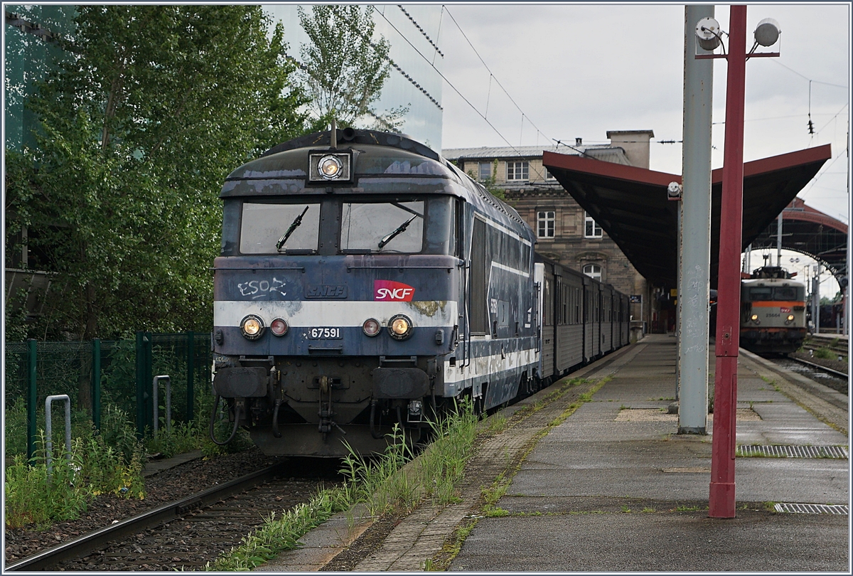 Die SNCF BB 67591 in Strasbourg. Die formschönen Dieselloks werden (leider) nur noch selten eingesetzt und so hatte ich Glück, in Strasbourg gleich drei der Loks erleben zu dürfen.

28. Mai 2019