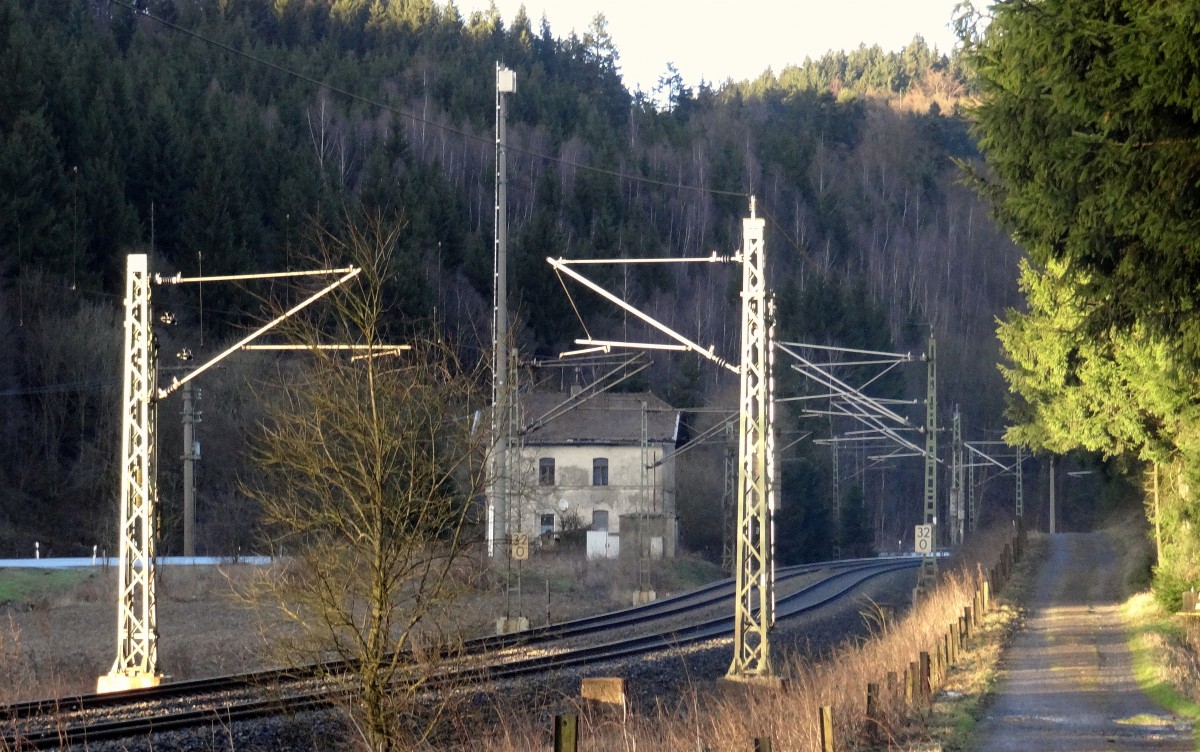 Die Sonne bestrahlt die Elektromasten der Frankenwaldbahn.
Aufgenommen im Februar 2014 zwischen Pressig-Rothenkirchen und Frtschendorf.