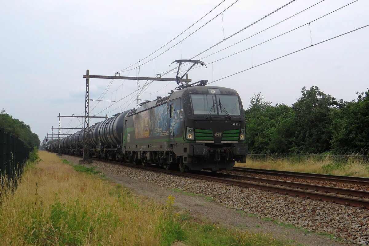 Die Sonne hatte am 23 Juni 2023 keine Lust mitzuspielen beim Passage von LTE 193 232 'Flying Dutchman' und deren Kesselwagenzug bei Alverna.