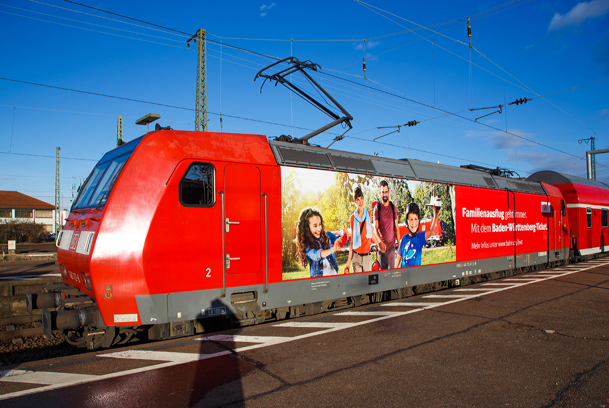 
Die Sonne stand noch tief und nach hinten war das Gleis, so kam der Fotograf mit aufs Bild....
Die 146 112-8 (91 80 6146 112-8 D-DB) „Familienausflug geht immer“ (mit Werbung fürs Baden-Württemberg-Ticket) am 29.12.2017 beim Halt im Bf Weil am Rhein, mit dem RE nach Offenburg.