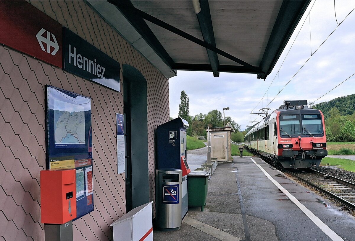 Die Station Henniez im Broyetal: Eben verlässt ein NPZ Domino-Zug - gestossen von 560 264 - als S9 des RER Vaud die Station Richtung Palézieux und Lausanne. 20.Mai 2021 