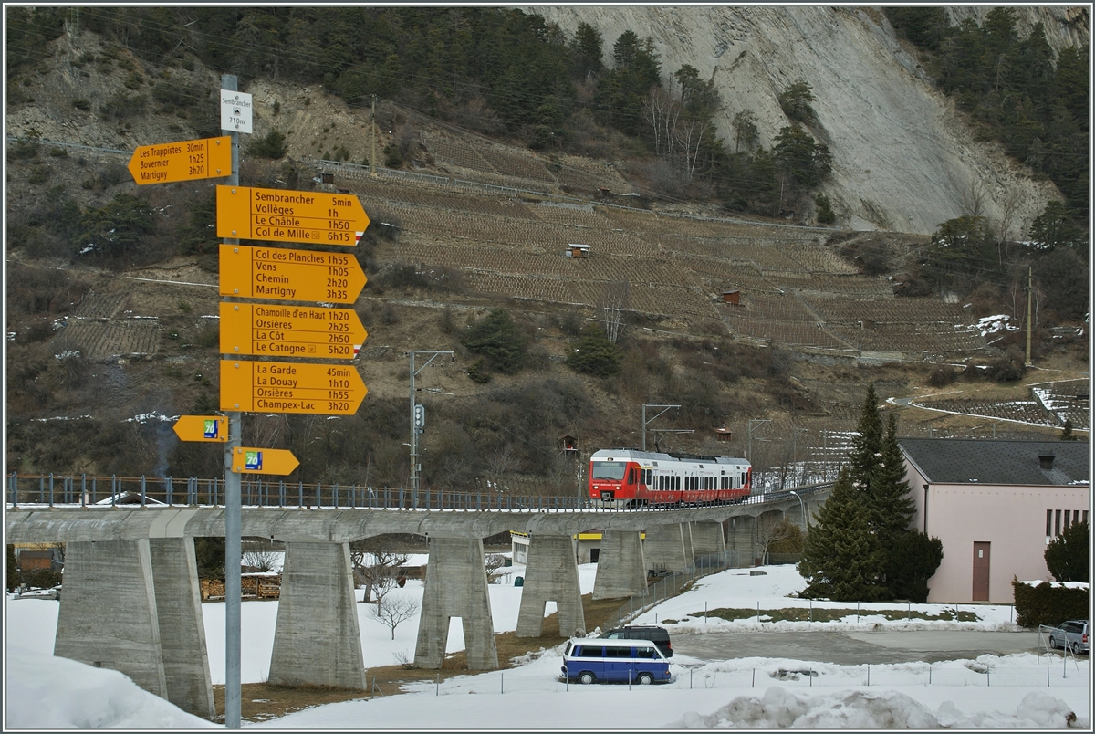 Die Strecke der M-O führt von Martigny nach Orsière. Durch den Bau eines Wasserkraftwerkes in der zweiten Hälfte des letzen Jahrhunderts wurde die Stichstrecke von Sembrancher nach Le Chable gebaut, die bei Sembrancher über diese Brücke führt. 
Der aufkommende Wintersport tat sein übriges, und so wurde im Laufe der Zeit die Strecke Martigny - Le Chable - (Verbier) weit mehr genutzt, als die Strecke nach Orsière.
27. Jan. 2013