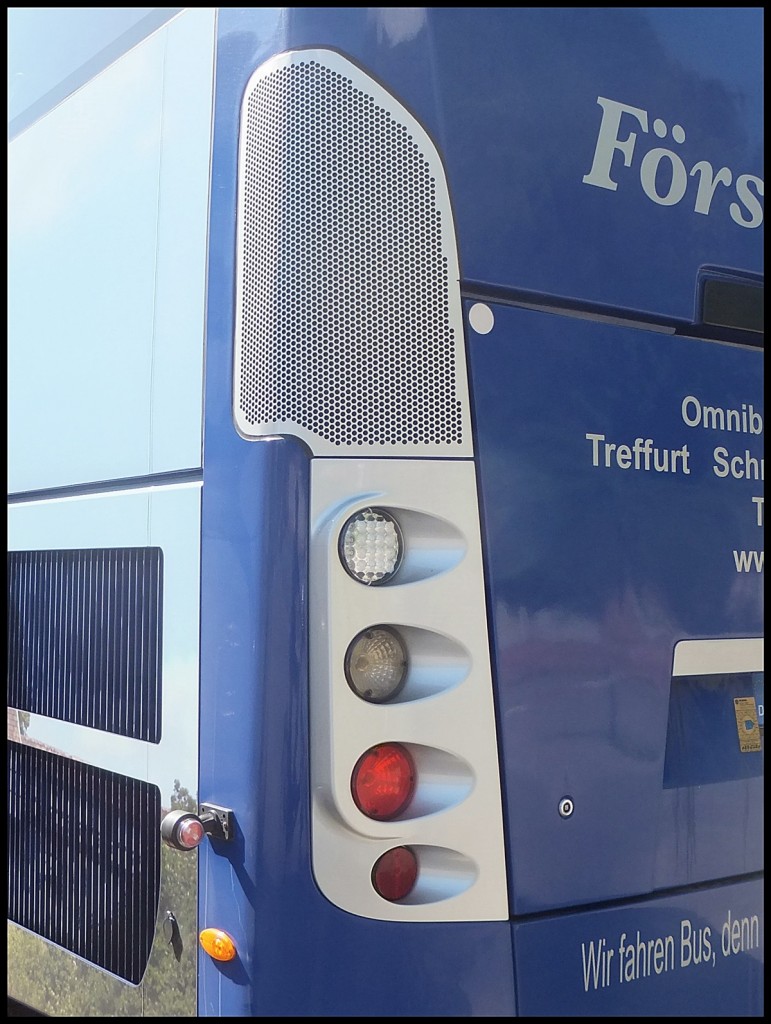 Die stylischen Lampen des Scania OmniExpress von F�rst-Reisen/Weltenbummler aus Deutschland im Stadthafen Sassnitz.