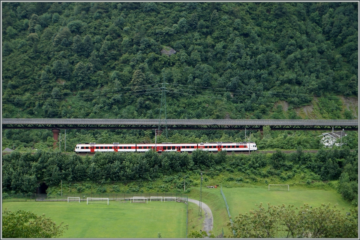 Die Südrampe der Simplonstgrecke verläuft oft in Tunnel oder Galerien; nur bei Varzo, wo sich das Tal etwas weitet und dann von Preglia bis Domosossla, gibt es einig Möglichkeiten die Strecke zu fotografieren, wobei zu beachten ist, dass im Sommer die Vegetation die Sicht einschränkt. 
Hier ist von Ort Varzo aus fotogarfiert ein  Walliser Domino  zu sehen, der als IR 3317 von Domodossola nach Brig unterwegs ist.
2. Juli 2014